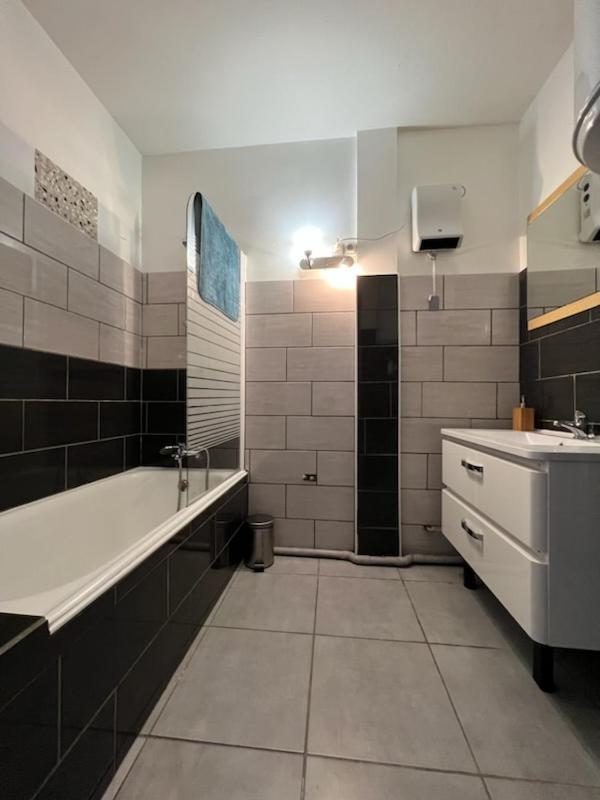 Appartement La Dolce Vita -T2 52m2- dernier étage- terrasse-parking-WIFI FIBRE à Tarbes Extérieur photo